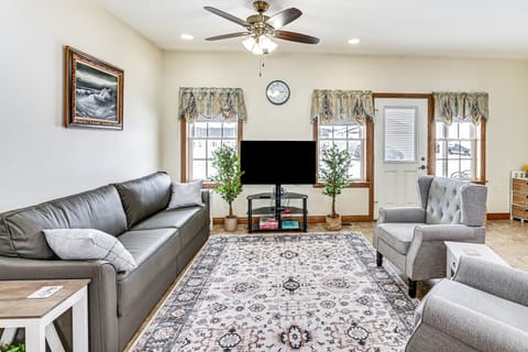 Patio & Grill! Quiet Country Stay Near Shipshewana House in Indiana