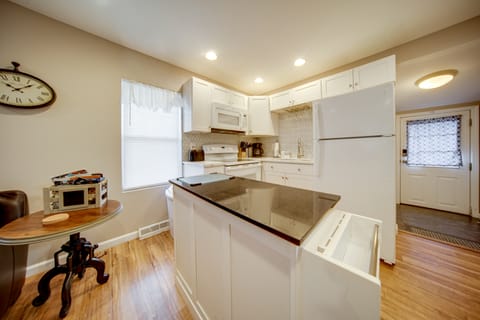 Lake Erie Escape 1/2 Mi to Water: Families Welcome House in Geneva-on-the-Lake