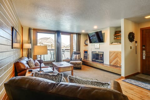 Continental Divide Views: Lakefront Keystone Condo Apartment in Keystone