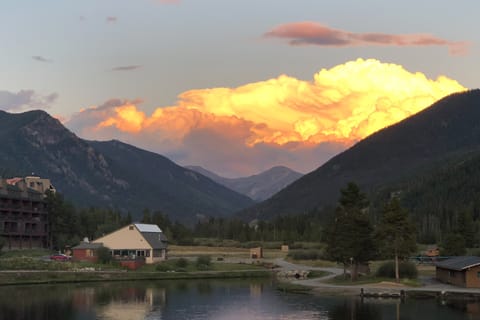 Continental Divide Views: Lakefront Keystone Condo Apartment in Keystone