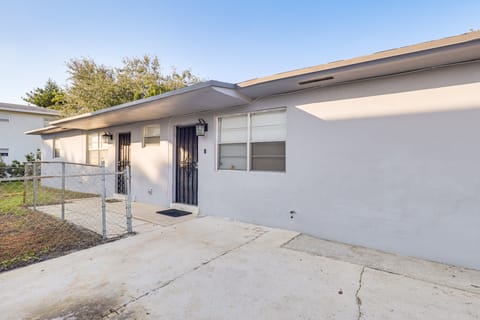 3 Mi to Port Everglades: Modern Getaway w/ Yard Apartment in Dania Beach