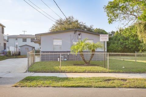 3 Mi to Port Everglades: Modern Getaway w/ Yard Apartment in Dania Beach