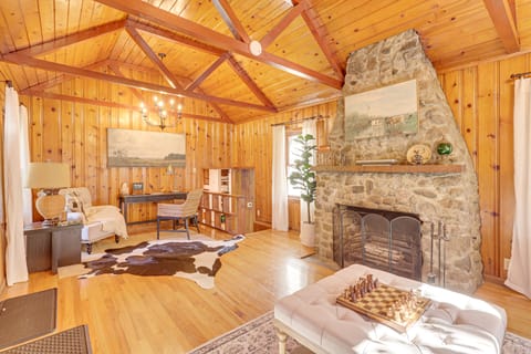 Trails, Wine & Events! Cuyahoga Falls Retreat House in Cuyahoga Falls