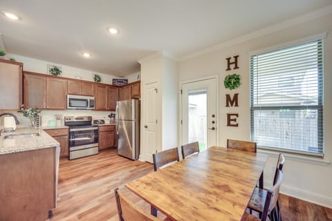 Shop, Dine & Explore: San Antonio Family Retreat! Apartment in San Antonio