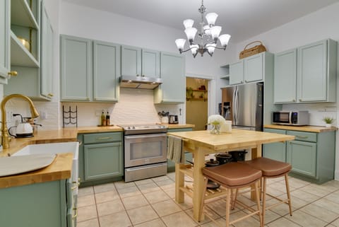 < 1 Mi to Moda Center: Walkable Portland Retreat! House in Portland