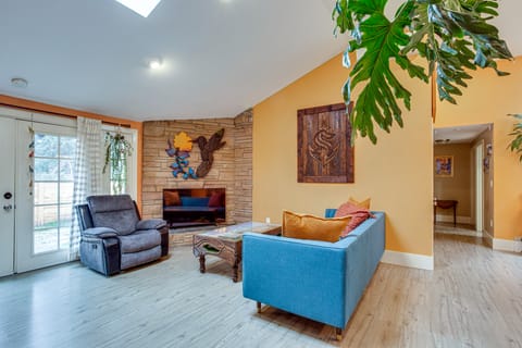 8 Mi to Lumen Field: Seattle Area Home w/ Backyard House in Burien