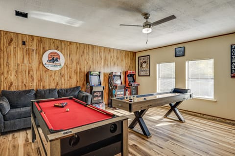 Hot Tub, Pool & Game Room: San Antonio Family Gem House in San Antonio