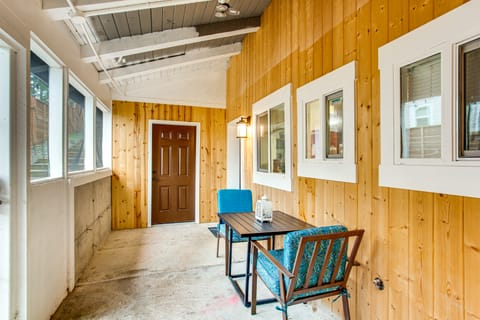 3 Mi to Puget Sound: Lakefront Gem w/ Patio! Apartment in Lakewood