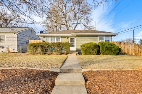 7 Mi to Dtwn Denver: Pet-Friendly Home w/ Yard House in Aurora