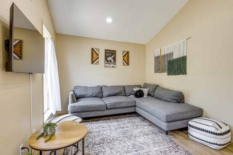 3 Mi to Dtwn Temple: Group-Ready Home w/ Yard House in Temple