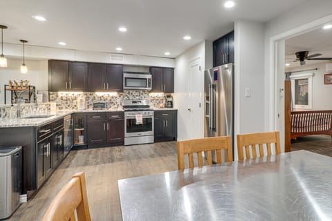 3 Mi to Dtwn Austin! Sleek Apt w/ Private Patio Apartment in Austin