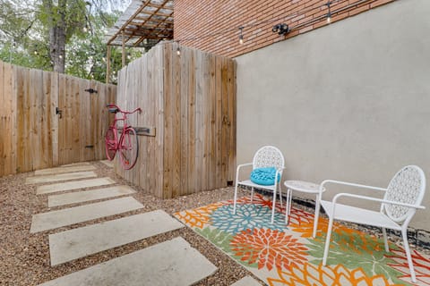 3 Mi to Dtwn Austin! Sleek Apt w/ Private Patio Apartment in Austin