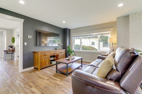 1 Mi to Historic Dtwn: Dog-Friendly Everett Home! House in Everett