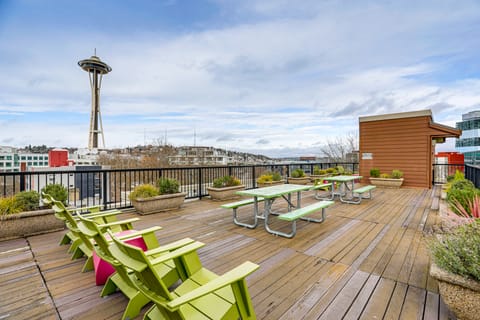 Walkable Belltown Hub! 3rd-Floor Montreux Condo Apartment in Belltown
