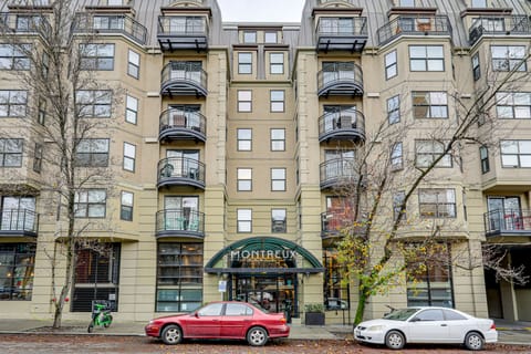 Walkable Belltown Hub! 3rd-Floor Montreux Condo Apartment in Belltown