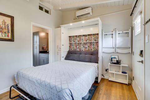 Convenient Couple's Retreat 3 Mi to Dtwn Austin! Apartment in Austin