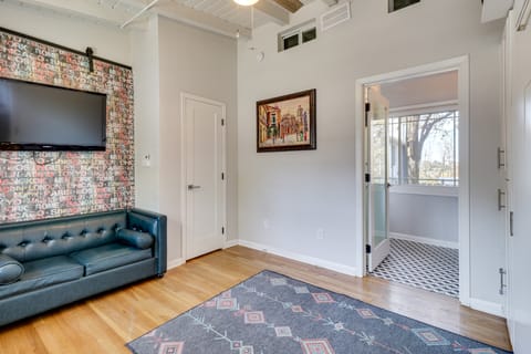 Convenient Couple's Retreat 3 Mi to Dtwn Austin! Apartment in Austin