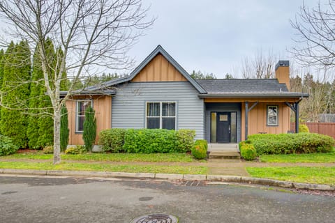 Walk to Autzen Stadium, 3 Mi to UO! Home w/ Patio House in Eugene