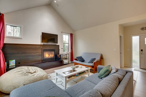 Walk to Autzen Stadium, 3 Mi to UO! Home w/ Patio House in Eugene