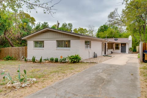 Walk to Campus: Creekside Austin Duplex! Apartment in Austin