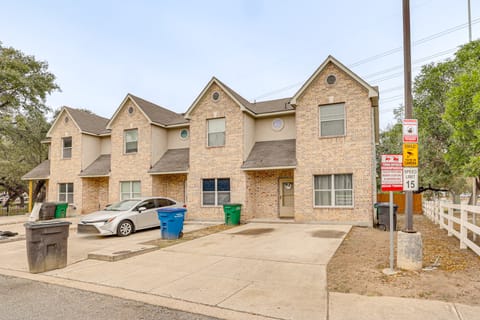 Suburban San Antonio Stay Near Parks & Hospitals Apartment in San Antonio