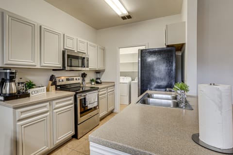 Suburban San Antonio Stay Near Parks & Hospitals Apartment in San Antonio