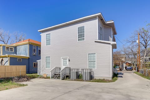 Walk to Parks & Dining: Pet-Friendly Home w/ Yard! Apartment in San Antonio