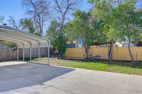 Walk to Parks & Dining: Pet-Friendly Home w/ Yard! Apartment in San Antonio