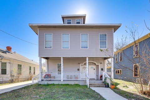 Walk to Parks & Dining: Pet-Friendly Home w/ Yard! Apartment in San Antonio