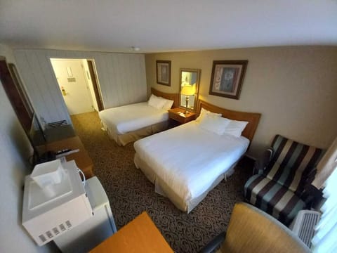 Standard Double Room | Bathroom | Combined shower/tub, free toiletries, hair dryer, towels