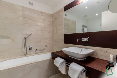 Superior Room | Bathroom | Free toiletries, hair dryer, bidet, towels