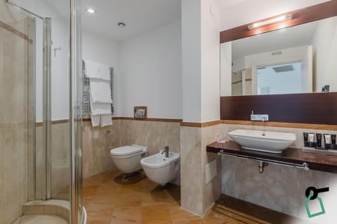 Standard Apartment | Bathroom | Free toiletries, hair dryer, towels