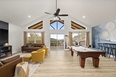 Vaulted Ceilings, Pool Table, Living Room