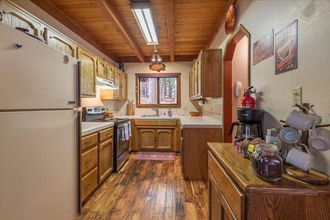 Fully equipped kitchen with coffee and tea bar