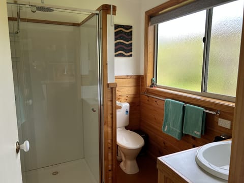 Comfort Studio Suite, 1 Queen Bed, Non Smoking, Garden View | Bathroom | Shower, rainfall showerhead, hair dryer, towels