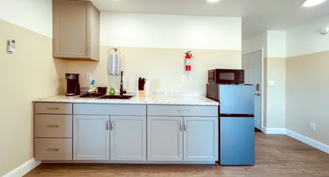 Comfort Studio Suite | Private kitchen | Mini-fridge, microwave, stovetop, toaster