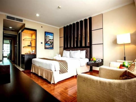 Deluxe Double or Twin Room, Accessible | In-room safe, desk, free WiFi, bed sheets