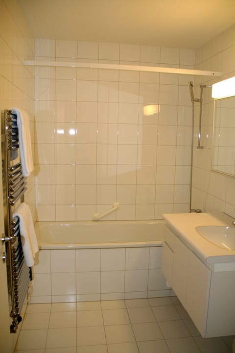 City Apartment | Bathroom | Combined shower/tub, rainfall showerhead, hair dryer, towels