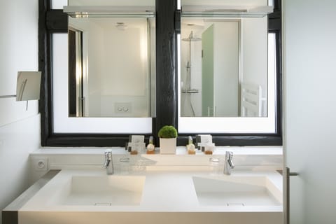 Deluxe Room | Bathroom sink