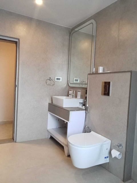 Executive Room, 1 Bedroom | Bathroom | Slippers, towels