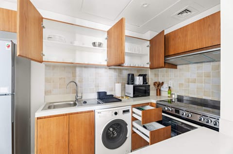 Presidential Apartment | Private kitchen | Full-size fridge, microwave, oven, stovetop