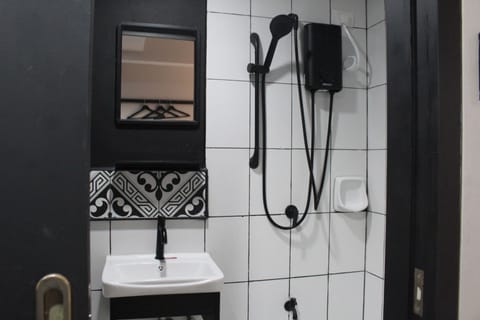 Standard Queen | Bathroom | Shower, hydromassage showerhead, bidet, towels