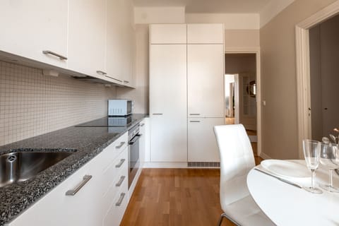 Deluxe Apartment | Private kitchen | Fridge, microwave, oven, stovetop