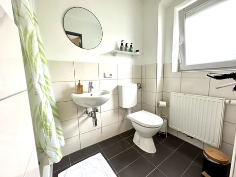 Comfort Double Room | Bathroom | Shower, free toiletries, hair dryer, towels