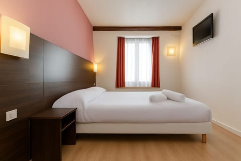 Single Room | Desk, blackout drapes, soundproofing, iron/ironing board