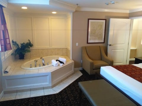 Suite, 1 King Bed with Sofa bed | Jetted tub