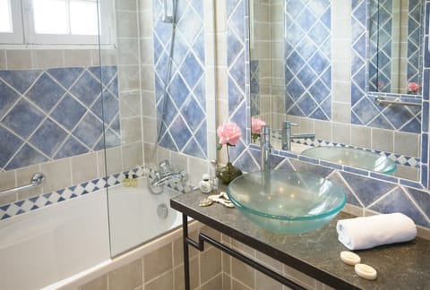 Superior Double or Twin Room, 1 Bedroom, Valley View | Bathroom | Free toiletries, hair dryer
