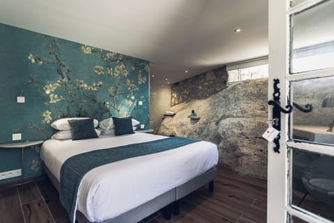 Troglodyte Room, Castle View | Minibar, in-room safe, desk, free WiFi