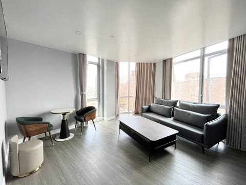 Deluxe Suite, City View | Living area