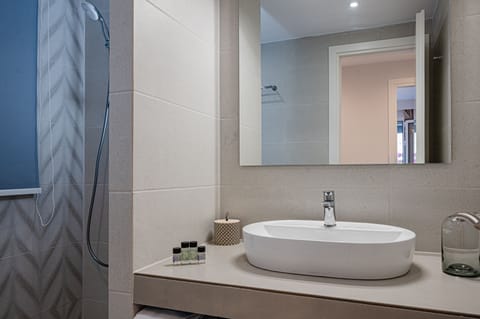 Family Suite | Bathroom | Shower, free toiletries, hair dryer, slippers